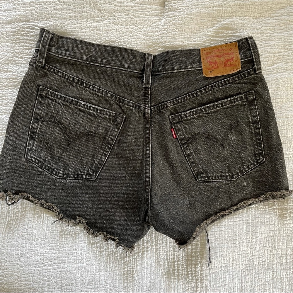 LEVIS 501 Mid Rise washed black button cutoff - Picture 2 of 5